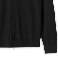 Schwarzer Pullover mit langen Ärmeln, gerippten Bündchen und Saum, mit einem zentralen Frontreißverschluss, der vom unteren Rand nach oben verläuft.