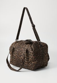 Mala de viagem em tecido de estampa de leopardo, com manchas castanhas escuras e pretas, apresentando um fecho de correr superior, alça de ombro ajustável e alças duplas.