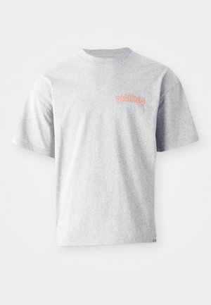 Tricou gri cu mânecă scurtă, fabricat din bumbac, cu guler rotund și logo-ul portocaliu brodat "DICKIES" pe partea stângă a pieptului.