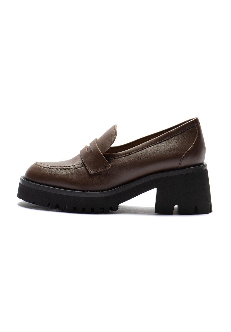 Mocassini platform in pelle marrone con design cucito e suola in gomma nera spessa con bordo seghettato.