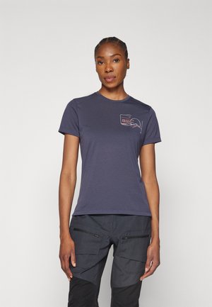 Marineblaue Kurzarm-T-Shirt, leichtes Material, runder Halsausschnitt, mit einem Taschenmotiv in kontrastierenden Farben. Kombiniert mit dunklen Cargo-Hosen.
