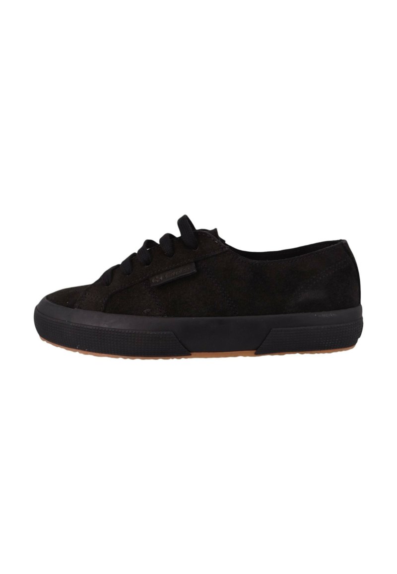 Czarne zamszowe sneakersy z sznurowanym zapięciem, gumową podeszwą i niskim profilem. Charakteryzują się minimalistycznym designem z teksturowanym wierzchem i brązową podeszwą.