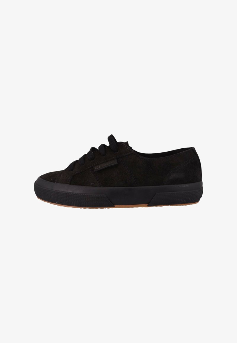 Czarne zamszowe sneakersy z sznurowanym zapięciem, gumową podeszwą i niskim profilem. Charakteryzują się minimalistycznym designem z teksturowanym wierzchem i brązową podeszwą.