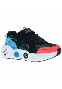 Zapatilla negra con parte superior de malla, detalles en azul y acentos en rojo. Presenta protección en la punta y motivos de controladores de videojuegos en la suela.
