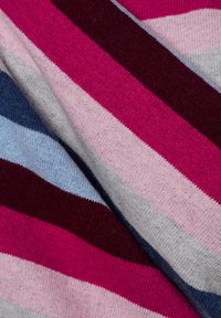 Zachte gebreide stof met diagonale strepen in roze, bordeauxrood, lichtgrijs, hemelsblauw en marineblauw, met zichtbare textuur en plooien.