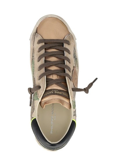 Sneakers en toile et cuir beige avec des lacets marron, des accents verts et un motif texturé. Présentent une doublure intérieure noire et un imprimé logo à l'intérieur.