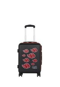Maleta rígida negra con diseños de nubes rojas, mango retráctil plateado y ruedas para movilidad. Presenta un logo de "Naruto Shippuden".