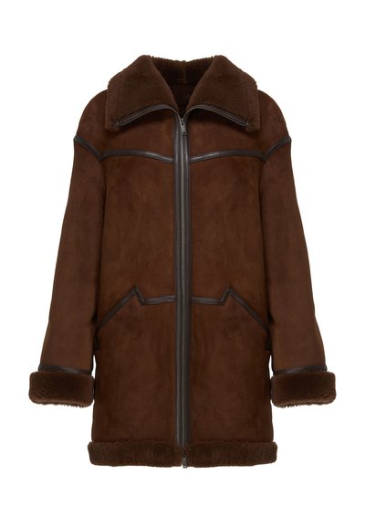Bruine shearling jas met ritssluiting, brede kraag en leren accenten. Voorzien van twee schuine zakken en zachte manchetten.