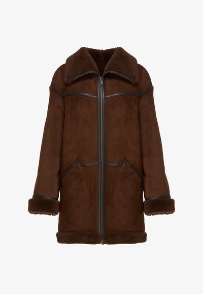 Bruine shearling jas met ritssluiting, brede kraag en leren accenten. Voorzien van twee schuine zakken en zachte manchetten.