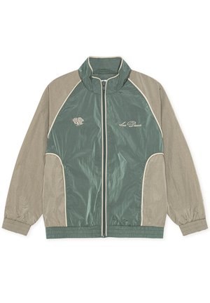 Chaqueta bicolor verde y beige con cremallera, cuello alto, puños elásticos y logo bordado "Les Deux" y rosa en el pecho.
