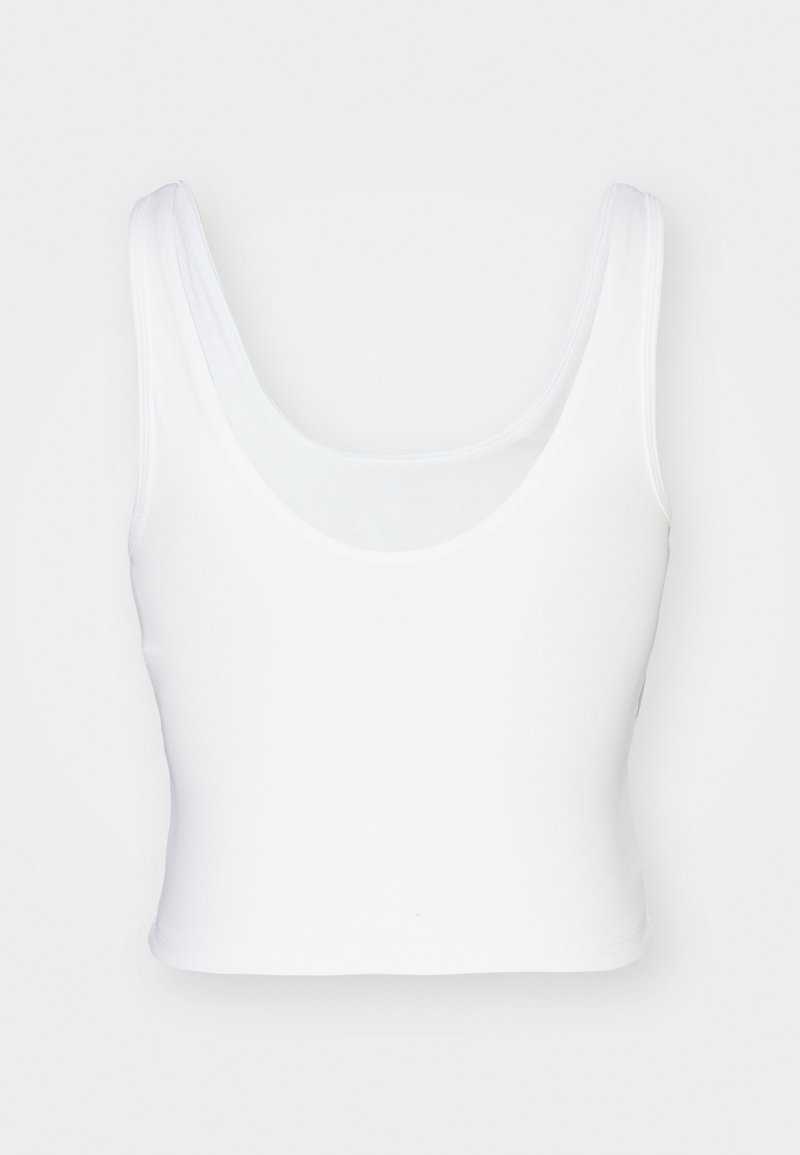 Weißes, enganliegendes Tanktop mit weitem, runden Ausschnitt. Hergestellt aus glattem, dehnbarem Stoff ohne sichtbare Nähte. Ärmelloses Design.