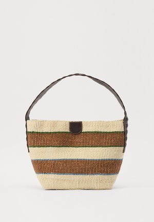 Bolso de paja tejido en crema con franjas marrones, verdes y azules. Cuenta con una correa de cuero marrón y una etiqueta de logo en la parte delantera.