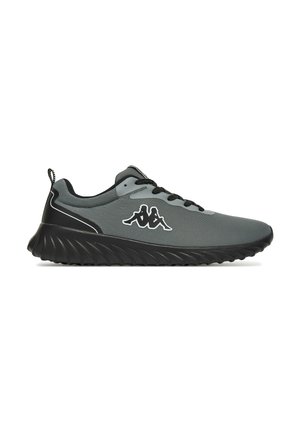 Szaro-czarny sportowy sneaker z czarnymi sznurowadłami, teksturowaną podeszwą i białym logo przedstawiającym dwie siedzące postacie z boku.