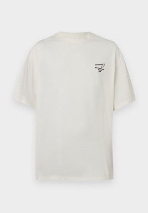 Valkoinen puuvillapaita, jossa on pyöreä kaula-aukko, lyhyet hihat ja pieni musta graafinen kuvasto sekä teksti vasemmassa rinnassa.