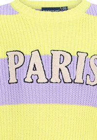 Maglione lavorato a maglia con strisce orizzontali gialle, lilla e crema. Presenta la scritta "PARIS" in lettere crema texture con contorni neri.