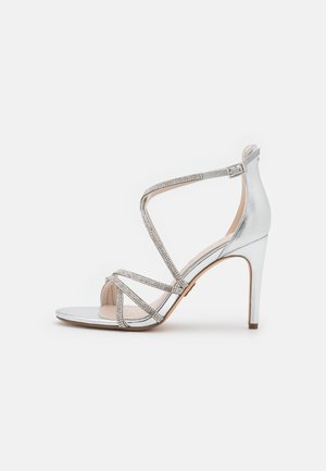 Silberne High-Heel-Sandale mit dünnen, mit Strass besetzten Riemen und Knöchelriemen mit Schnallenverschluss, mit offenem Zehendesign.
