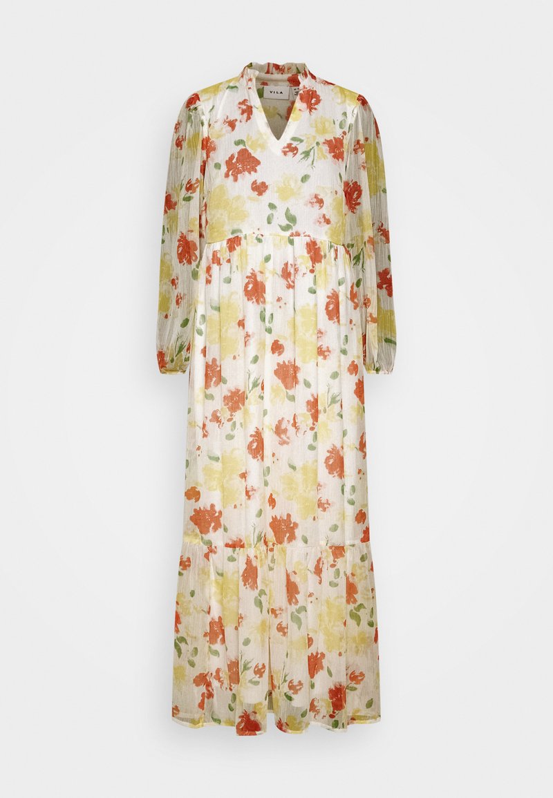 Vestido maxi floral com decote em V, mangas longas transparentes e uma saia fluida. Apresenta uma mistura de estampas florais em vermelho, amarelo e verde sobre um fundo claro.