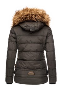 Veste matelassée vert foncé avec une capuche amovible en fausse fourrure marron, dotée de coutures horizontales et d'étiquettes de marque dans le bas du dos.