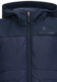 Granatowa kurtka z kapturem z zamkiem z przodu, pikowany design, kontrastowa górna część i logo "Retour Denim" na piersi. Gładka tekstura.