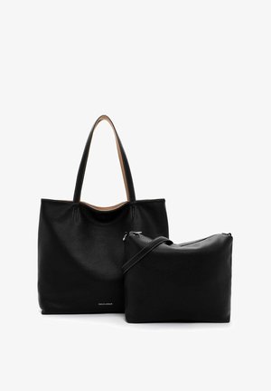 Zwarte leren totebag met twee handvaten, voorzien van een gestructureerde afwerking, vergezeld van een kleinere bijpassende ritstas met een afneembare schouderband.