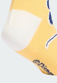 Žltá a biela ponožka so vzorom a textúrovaným povrchom, s modrými akcentmi a slovom "Disney" v tmavomodrej farbe na spodnej časti.