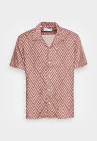 Kortärmad skjorta med knappar i rosa geometriskt diamantmönster och camp-krage på vit bakgrund.