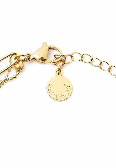 Bracciale in oro con chiusura a moschettone, dotato di un charm rotondo inciso con la scritta "Cacharel" e una piccola perla decorativa.