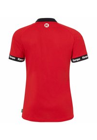 Camisa polo roja con cuello y puños negros, que presenta el logo de "Kempa". Tejido suave con mangas cortas. Diseño de corte clásico.