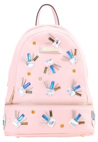 Růžový batoh s kulatým tvarem, zdobený průhlednými a barevnými drahokamy a stříbrnými kovovými prvky, obsahující přední kapsu na zip.