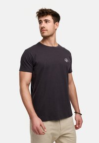 Dunkelgraues Kurzarm-T-Shirt aus weichem Stoff mit Rundhalsausschnitt und kleinem bedrucktem Logo auf der Brust. Minimalistisches Design, einfarbig.