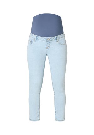 Lichtblauwe zwangerschapsjeans met een rekbare marineblauwe buikomvang, knopen aan de voorkant en een ontwerp met vijf zakken, afgebeeld tegen een witte achtergrond.