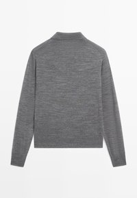 Szary dzianinowy sweter z długimi rękawami i kołnierzem. Gładka faktura, prosty design, bez widocznych wzorów czy ozdób.