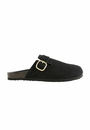 Sabots en suède noir avec une sangle réglable et un détail de boucle dorée. Doté d'une semelle texturée pour une bonne adhérence. Design simple et ouvert à l'arrière.