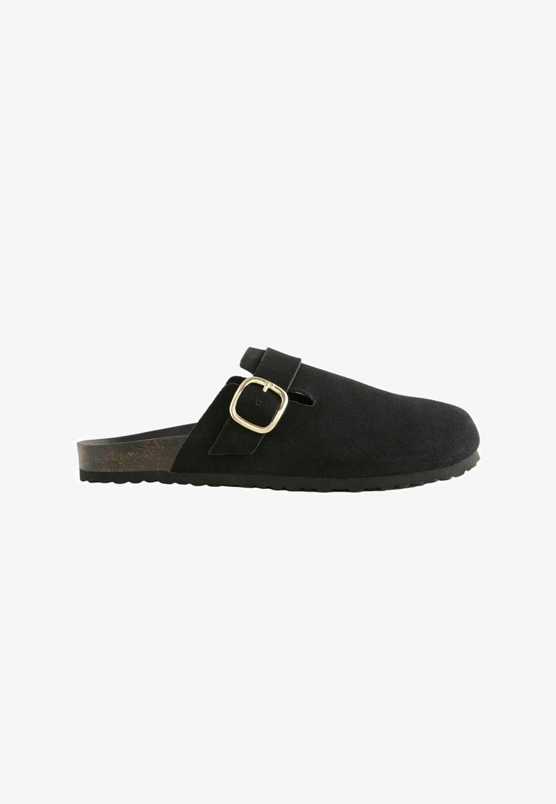 Sabots en suède noir avec une sangle réglable et un détail de boucle dorée. Doté d'une semelle texturée pour une bonne adhérence. Design simple et ouvert à l'arrière.