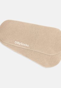 Beige DillySocks mit einer glatten Textur, runder Form und dezenten Netzelementen. Der Markenname ist in Weiß aufgedruckt.