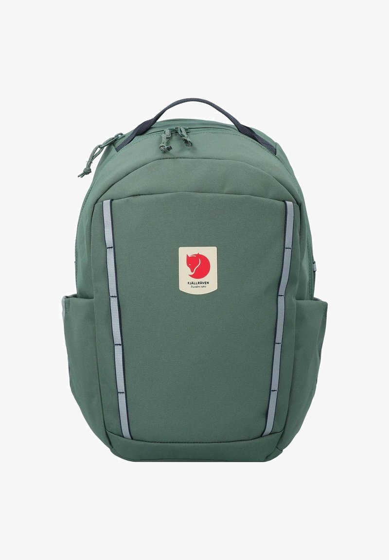 Mochila verde com uma textura suave, apresentando uma forma retangular, detalhes refletivos, um logótipo na parte frontal e vários bolsos.