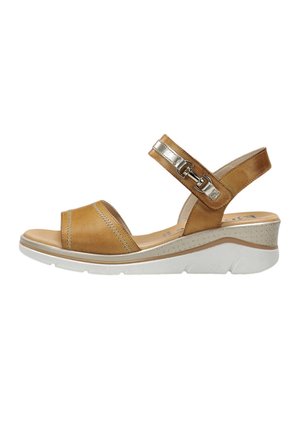 Sandalia de cuero color coñac con suela cuña blanca, punta abierta, correa en el tobillo con hebilla plateada y detalle texturizado en la entresuela.