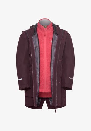 Paarse waterdichte jas over een felroze fleece met ritssluiting. De fleece heeft een gestructureerd uiterlijk, met onderaan zichtbare donkere broek.