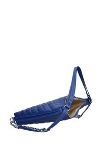 Borsa a tracolla in pelle blu trapuntata con un design slim, dotata di una tracolla a catena removibile e apertura con zip, che mostra un interno beige.