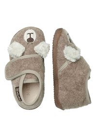 Hnědé plstěné pantofle s chlupatou tváří zvířete, s bílými plyšovými akcenty, nastavovacími popruhy a texturovanou gumovou podrážkou.