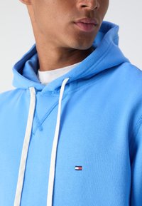 Tommy Hilfiger ESSENTIAL HOODY - Džemperis su gobtuvu - blue spell