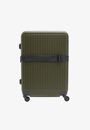 Twarda walizka w oliwkowym kolorze z pionowymi rowkami, czarnym paskiem i czterema kółkami, co zapewnia mobilność. Gładka tekstura i prostokątny kształt.