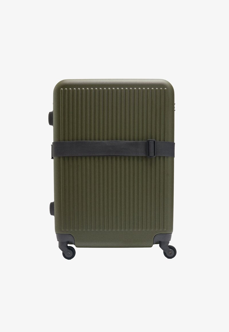 Twarda walizka w oliwkowym kolorze z pionowymi rowkami, czarnym paskiem i czterema kółkami, co zapewnia mobilność. Gładka tekstura i prostokątny kształt.