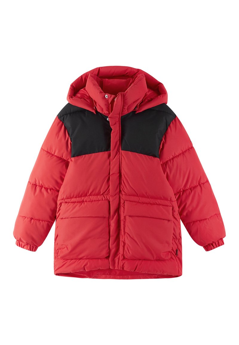 Giacca imbottita rossa con pannello spalle nero, dotata di cappuccio, chiusura frontale con zip e due tasche frontali. Tessuto liscio, design trapuntato.