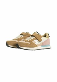 Sneaker scamosciati marroni e rosa con un accento bianco, dotati di una fascia in velcro, pannelli testurizzati e una suola in gomma nera.