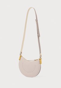 Lys grå skulderveske i skinn med buet form, gullfargede detaljer og justerbar rem. Har glidelåslukking og sydd dekor.