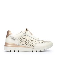 Zapatilla blanca con diseño perforado, acentos metálicos y cierre con cremallera. Cuenta con una suela acolchada para mayor comodidad y un aspecto ligero.