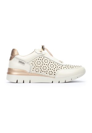 Baskets blanches avec un design perforé, des accents métalliques et une fermeture éclair. Dotées d'une semelle rembourrée pour le confort et d'une apparence légère.
