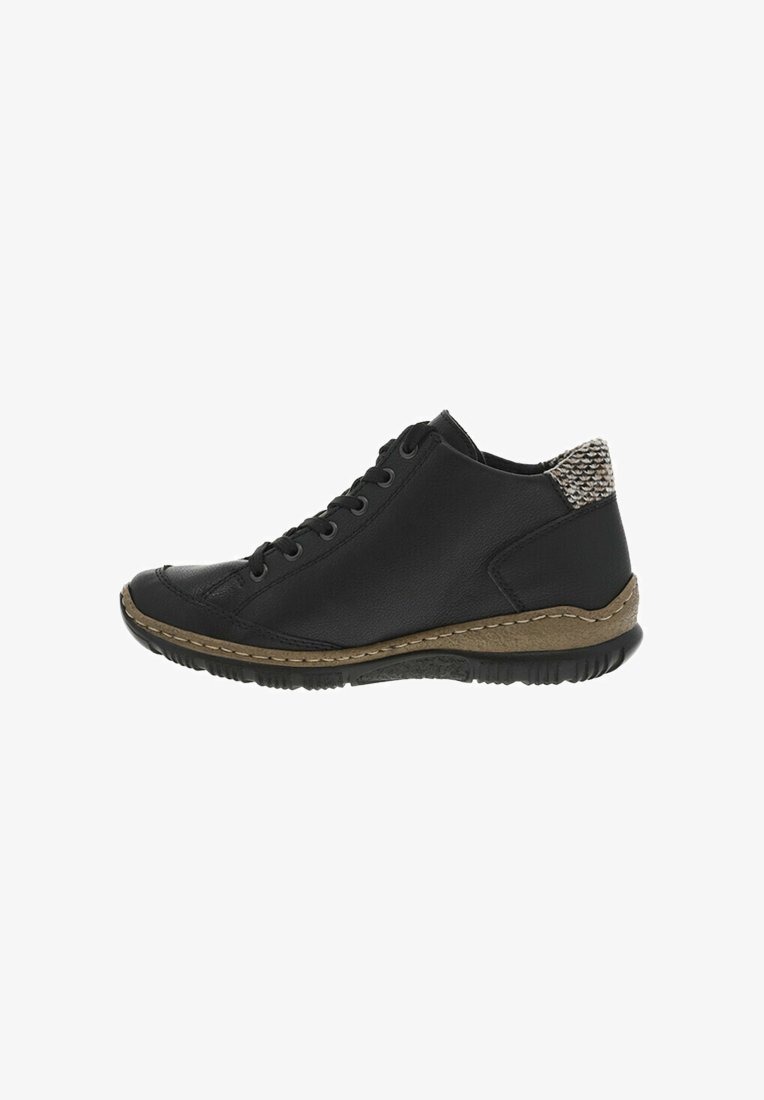 Bottine en cuir noir avec une semelle texturée beige, design à lacets et un accent tissé à l'arrière. Surface lisse avec des détails cousus.