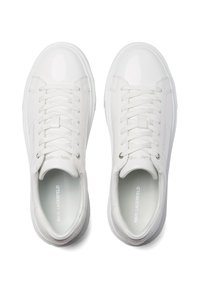 Adidași albi cu un exterior din piele netedă și lucioasă, design cu șireturi, vârf rotunjit și marca imprimată pe lateral și pe interiorul tălpii.